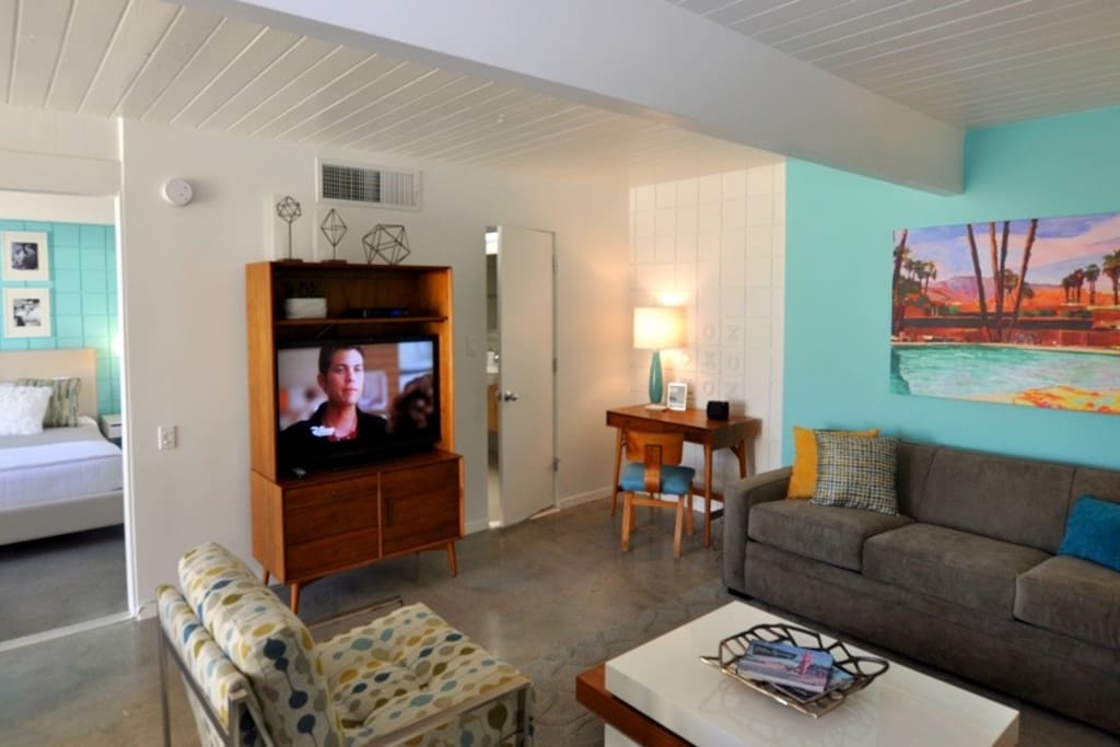Living Room with 40" TV