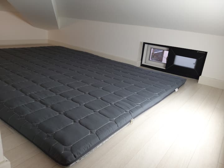 แผ่นรองใต้หลังคานอนได้ 2 คน เป็นสถานที่ที่เด็กๆชื่นชอบมากเกินไป