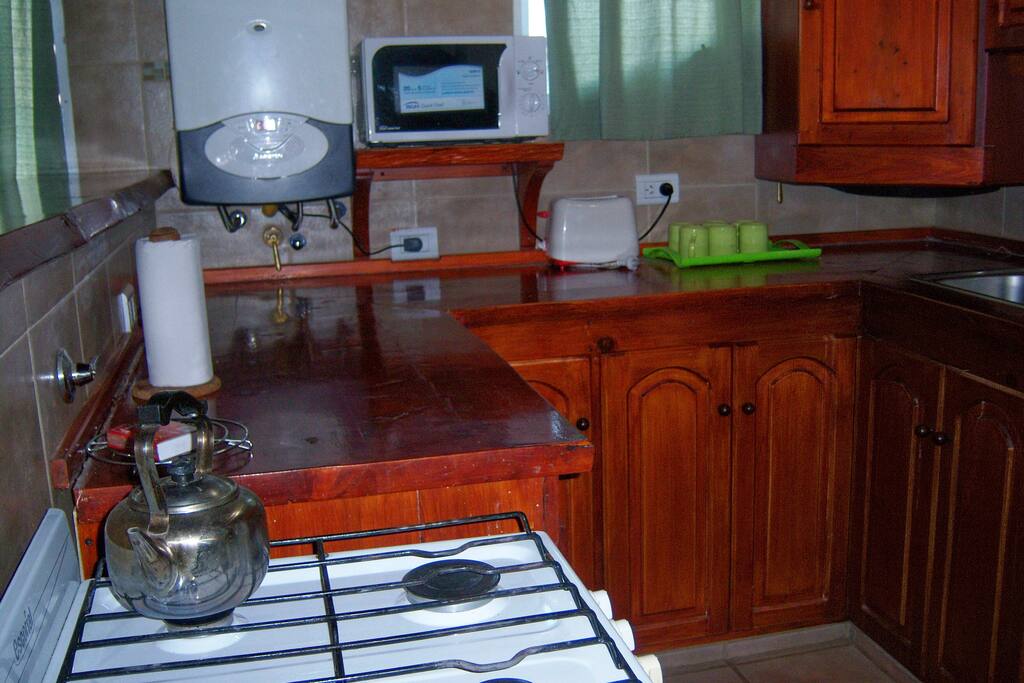 DTO 3
*1er piso: cocina, comedor, living c/sofá cama, baño;
*2do piso: habitación c/cama matrimonial, habitación c/3 camas individuales, baño.