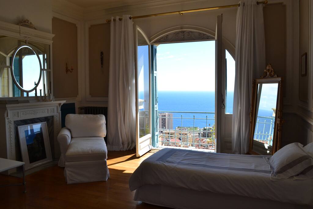 Master bedroom:
Seascape overlooking Monte-Carlo.