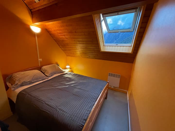 2. spavaća soba - 2 bračna kreveta od 140 cm odvojena pregradom police