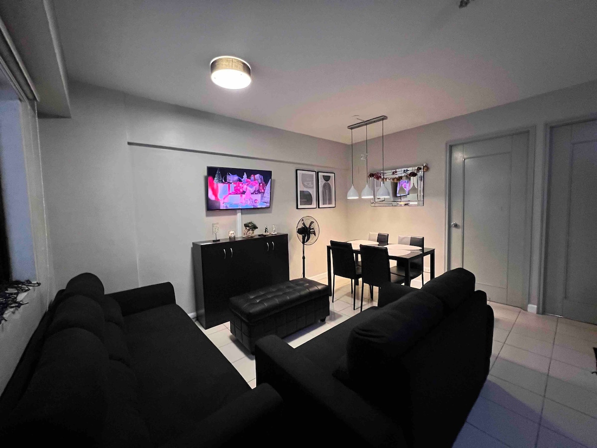 舒适的客厅，配备免费Netflix和Youtube的智能电视。