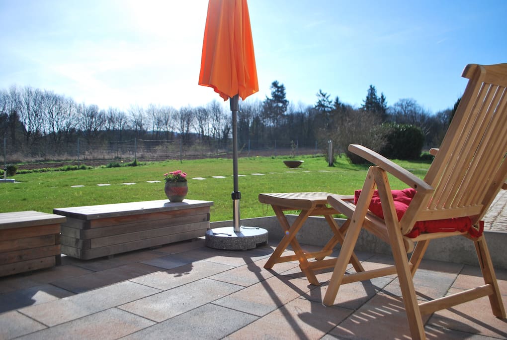 Hinter der Terrasse ist eine riesige Wiese - willkommen!