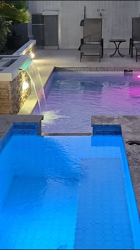 Modern house/pool/billiards/15 min from airport