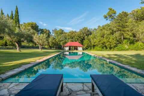 Dream retreat in stunning natural grounds