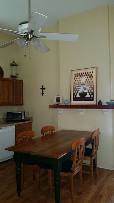 Kitchen seating area