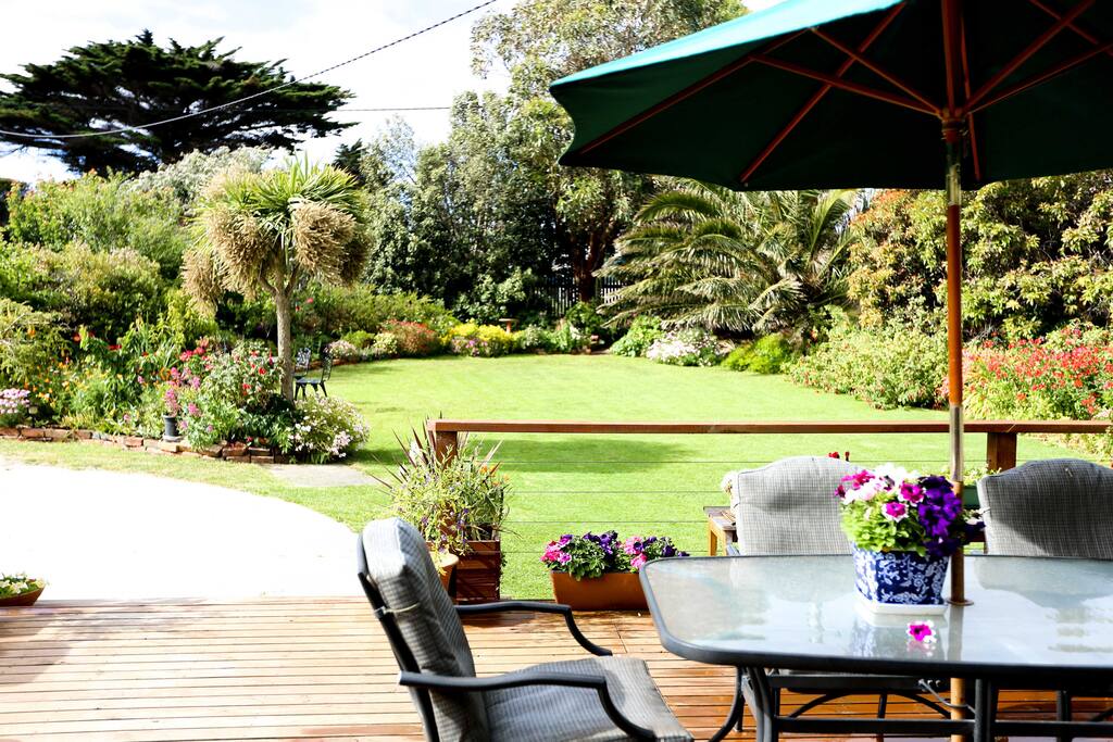 Dine in or at walking distance restaurants and cafes
