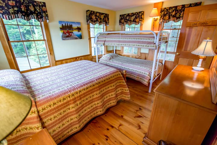 带双层床的二楼卧室