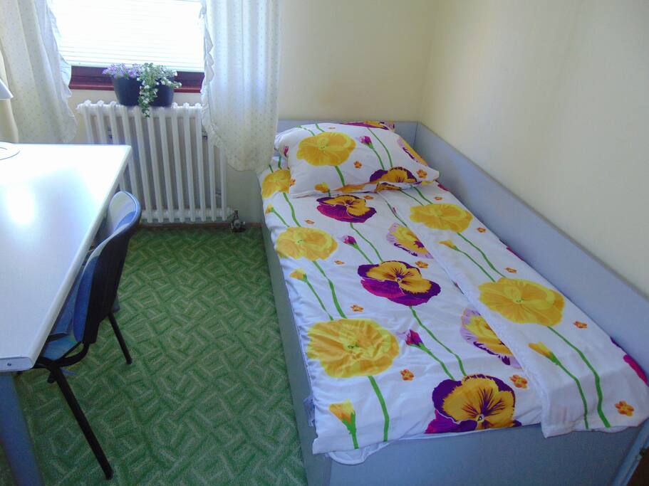 Private bedroom:
Single bed