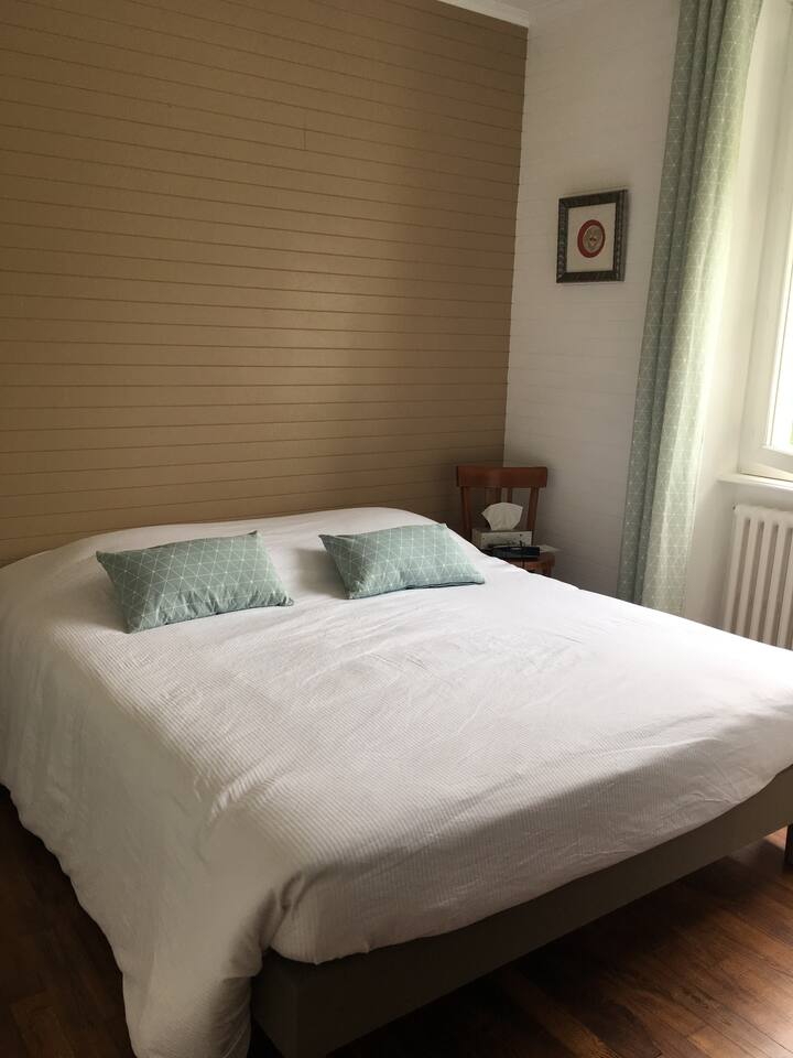 Საძინებელი პირველი სართულის 160 სმ საწოლით