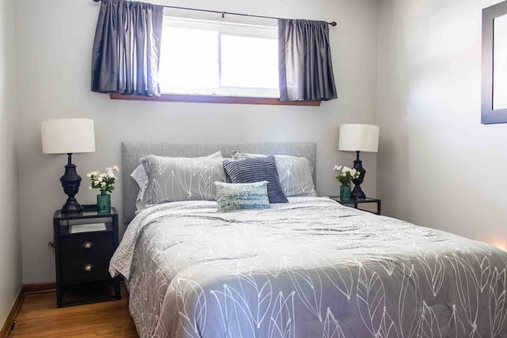 מיטה קווין סייז.   מאוורר תקרה. 