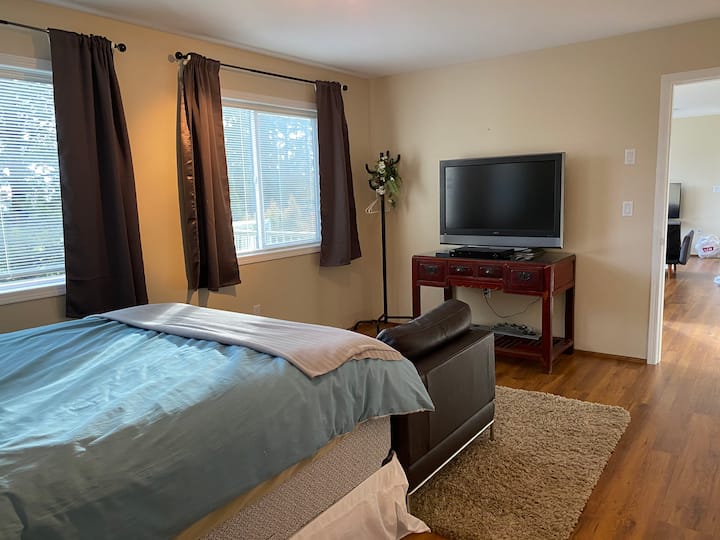 Rum #3 har sin TV med blueRay-spelare. Det finns några videoklipp i den vänstra lådan. Det finns också en soffa för att sitta och lägga sig.