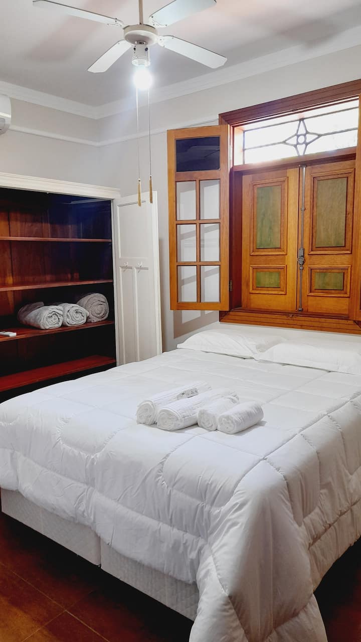 ห้องสวีท #4 พร้อมห้องน้ำเตียงคู่ตู้เสื้อผ้าและเครื่องปรับอากาศ 