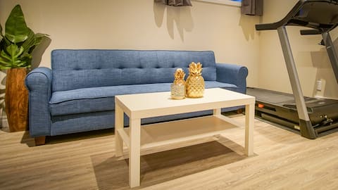 Top Airbnb: ⭐Fancy Clean Legal Suite near YYC✔ KING &QUEEN BD✔ in Evanston