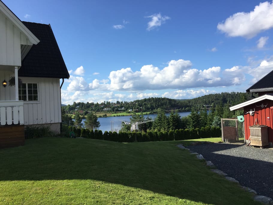 Frå gardstunet har ein utsikt til Neslandsvatn. // View to lake Neslandsvatn.
