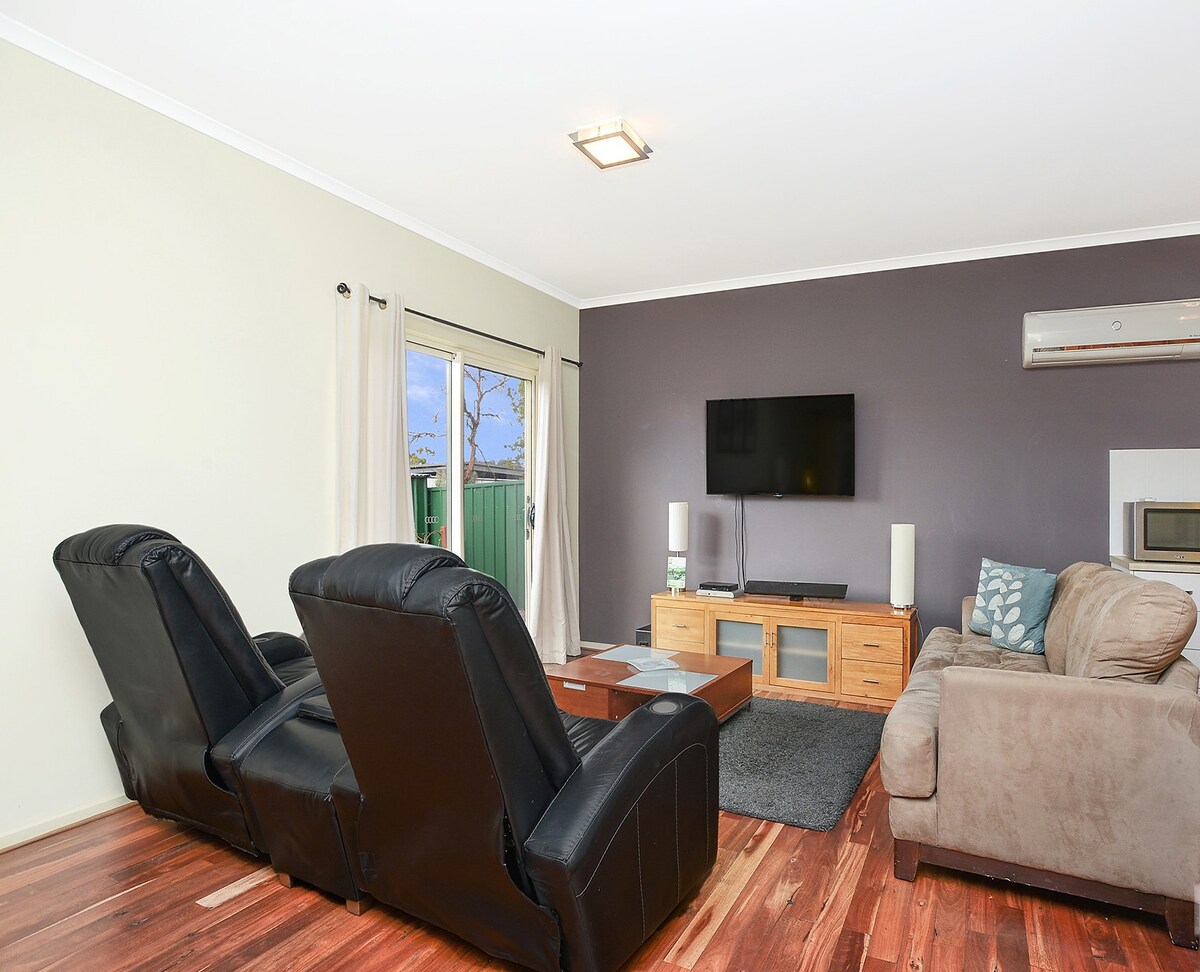 Ლაუნჯ-დარბაზი ტელევიზორით, პლეერით, დინამიკით