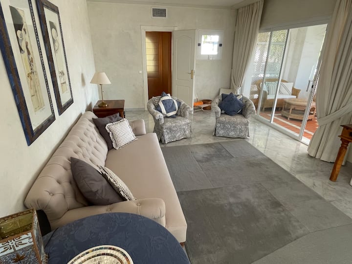 主套房：
楼上独立的起居区，配备智能电视和无线网络，以及2个可欣赏海景和泳池景观的露台。 
主卧旁边的独立套房，可通往2个露台，可欣赏海景和泳池景观。