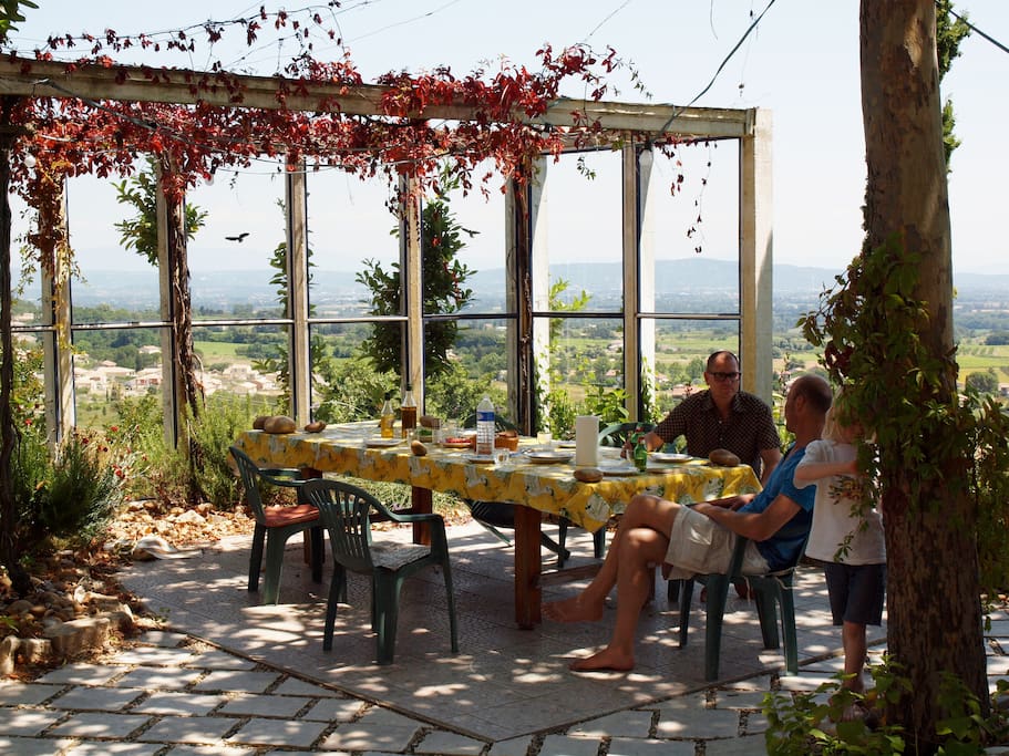 A vast terrace with all you need for a great barbecue or a breakfast in the sun.