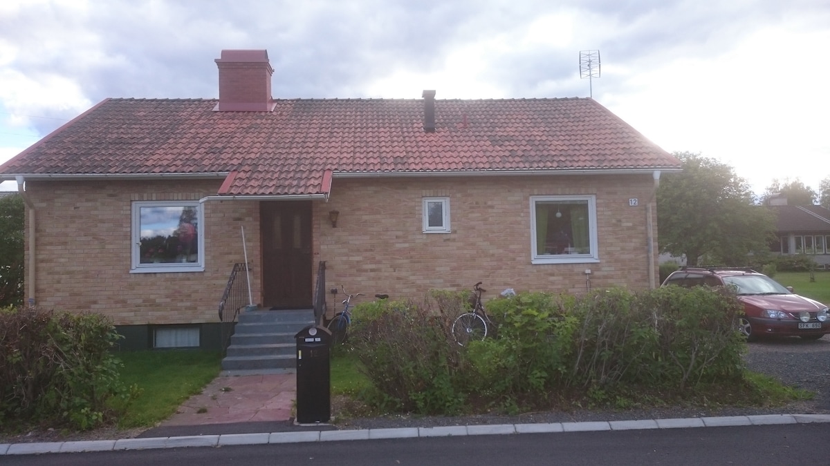 บ้านมีเตียงนอนสบาย 14 เตียงห้องครัว 2 ห้องห้องสุขา 2 ห้องห้องอาบน้ำ 2 ห้องเครื่องล้างจานและเครื่องซักผ้า 
สามารถเดินไปยังป้ายรถเมล์, Centrum, Ice Hall, สนามสกี, สนามฟุตบอล Skinnarvallen, Vårdcentralen และ Folkhögskolan 3 Vallaställ ที่
จอดรถขนาดใหญ่ฟรี