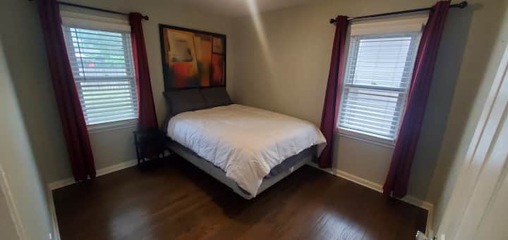 Spálňa s manželskou posteľou 1:  Izba obsahuje 1 manželskú posteľ, vankúše, prikrývku, prikrývku, odkladací stolík a šatník na použitie pre hostí.