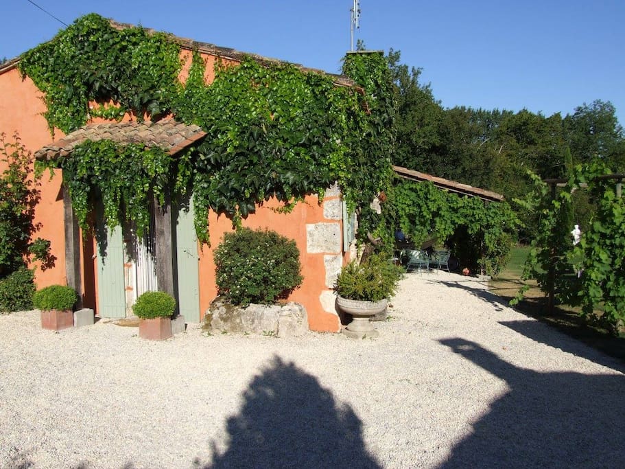 l'entrée du gîte et parking