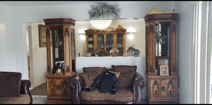 Cheerful 3 Bedroom
Indoor Fireplace, Pets Friendly - Massapequa, NY