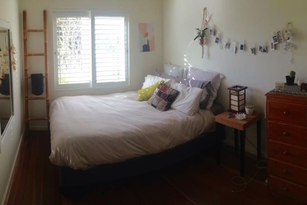 Room for rent (queens size bed) Chest of drawers and free standing clothes rack (optional).