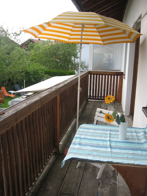 Balkon, mit Sitzmöglichkeit, Zustand: nicht gestrichen, shabby