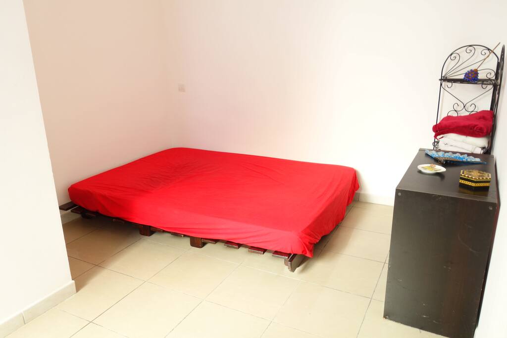 Je dois actualiser les photos, le salon et la chambre sont à présent mieux installées.