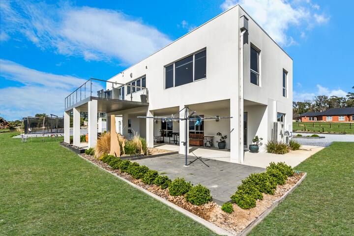 Paradise Point – Tamar Valley w/ heated pool gallery image 2