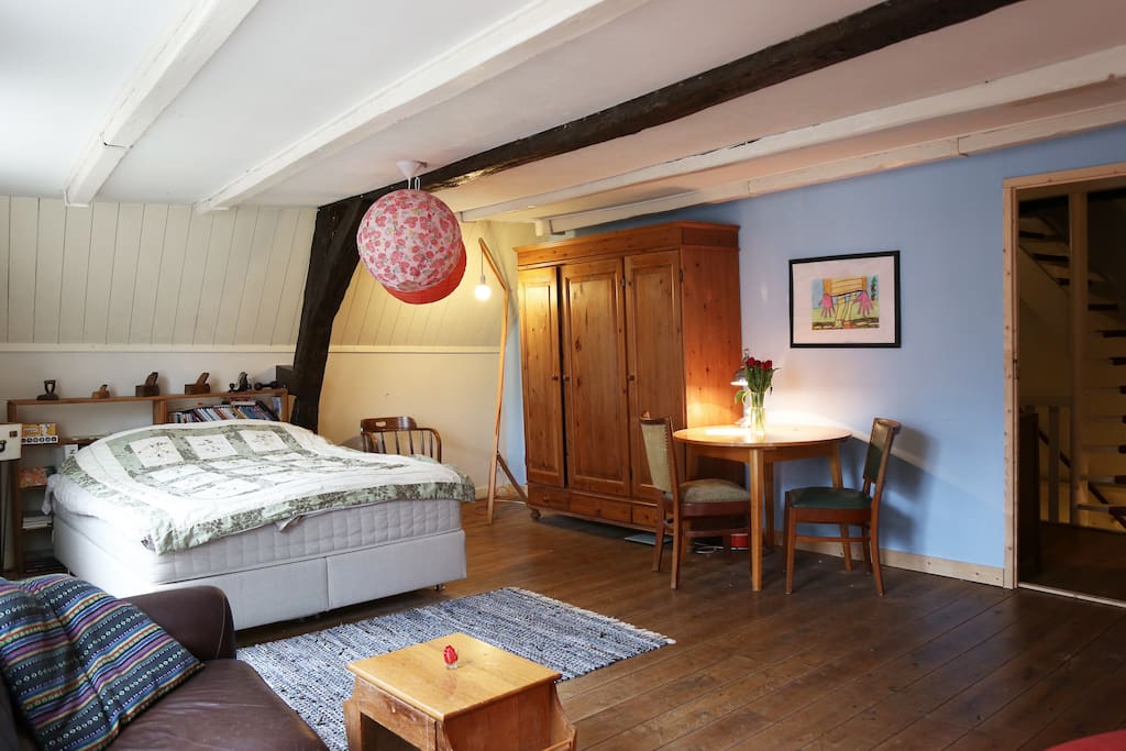 Private Room voor 2 op de 1e etage met eettafel, ruim masterbed, luie bank en tv, radio en Netflix.