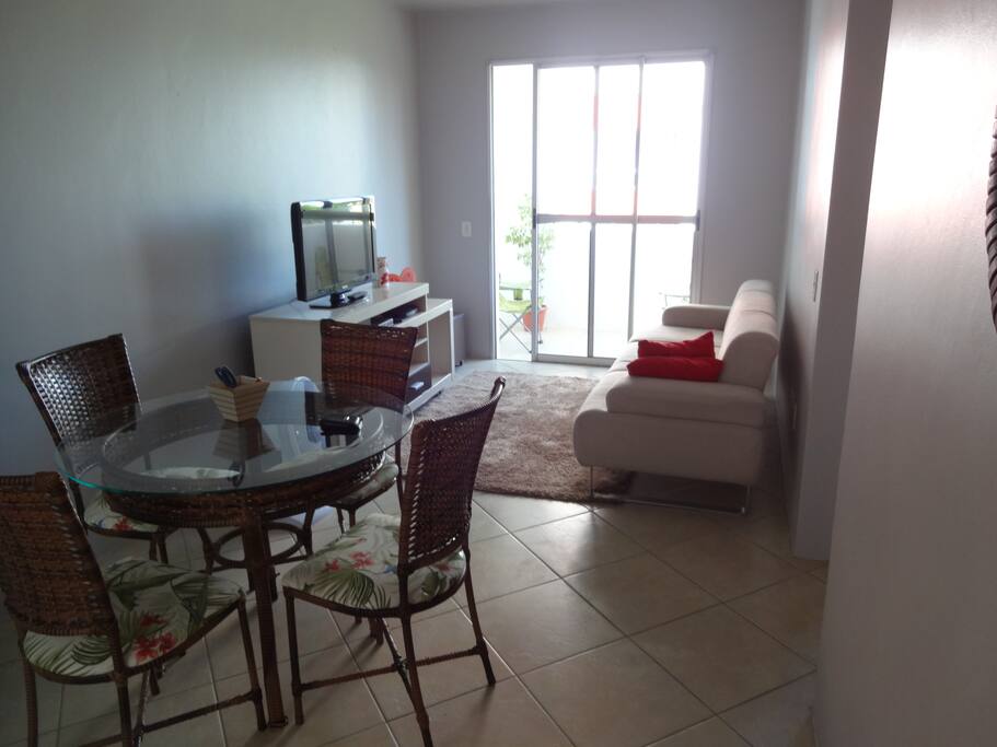 Sala ampla e bem arejada e sacada de frente.
