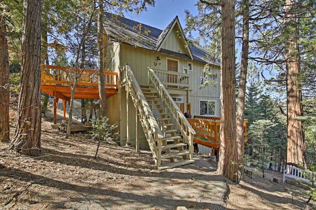 This 1,344-square-foot cabin accommodates up to 10 guests and features 3 large viewing decks!