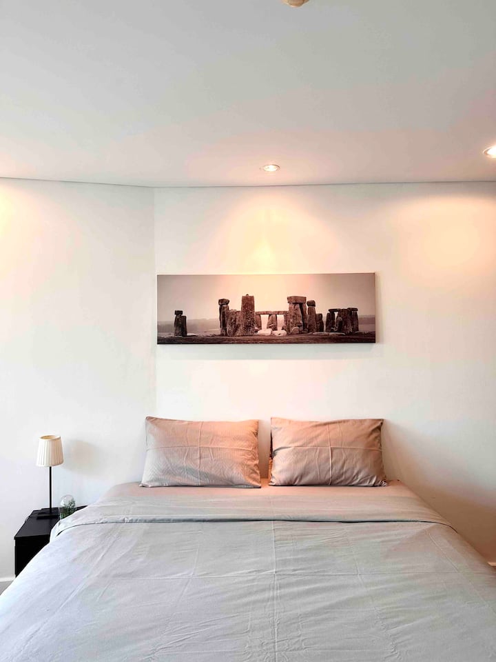 Camera da letto con letto king-size