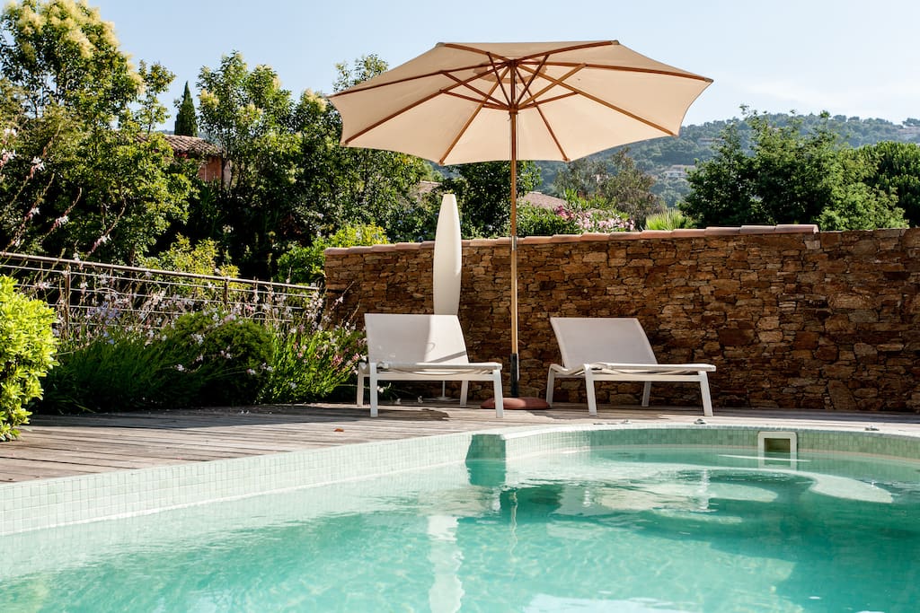 Le grand SPA et sa terrasse.
