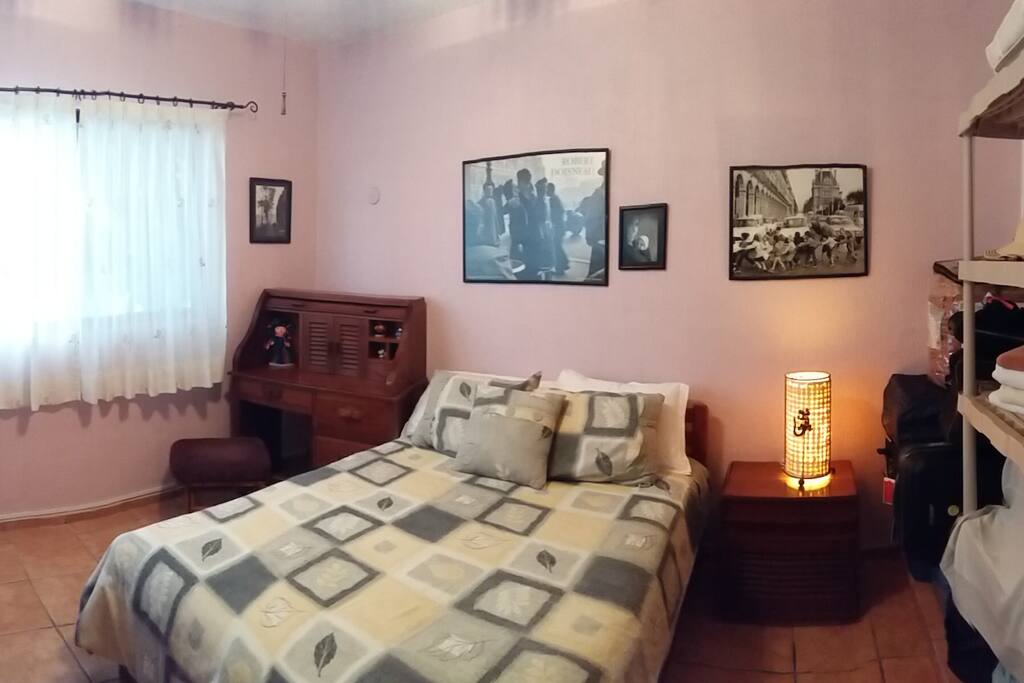 Calida habitación con buena iluminación