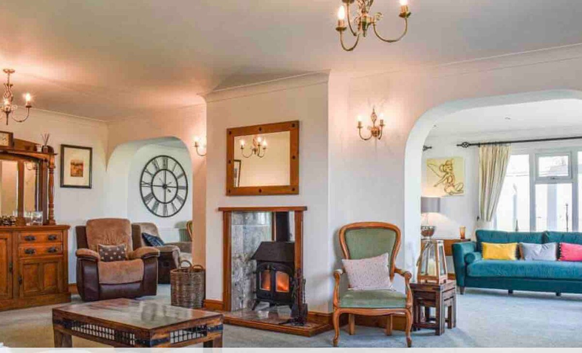 Top Airbnb: North Devon family retreat, hot tub, near beaches in Torridge
