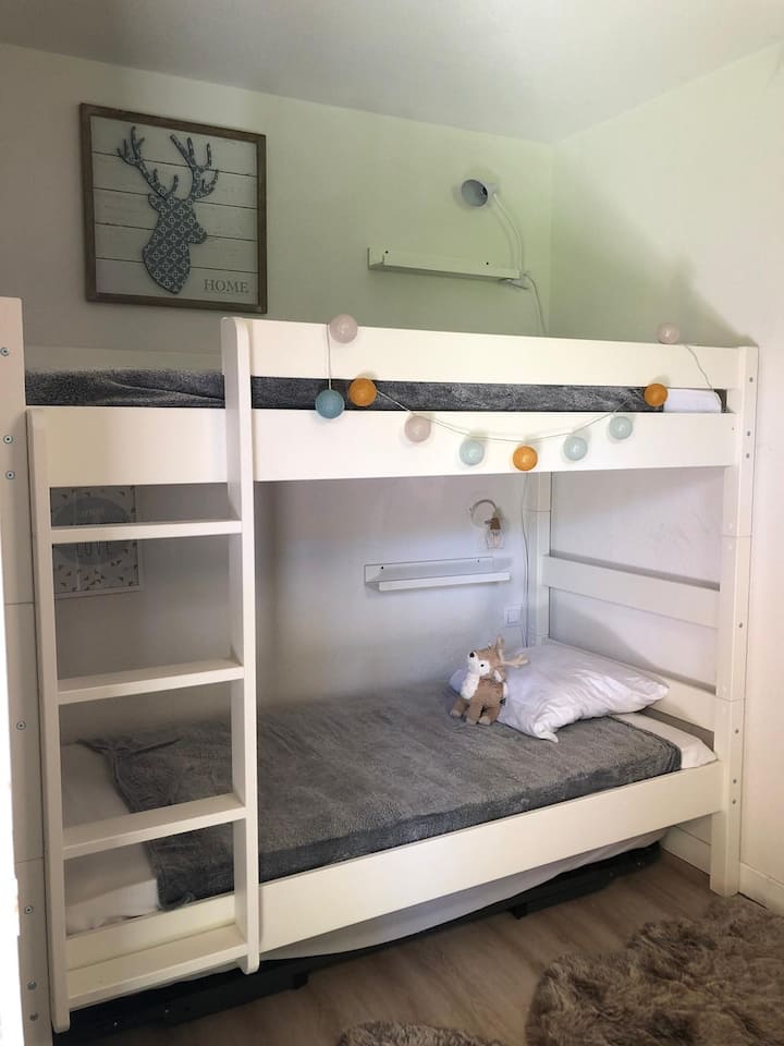 Poschodová posteľ 90x190+ 1 trojlôžková posteľ pod 80x190