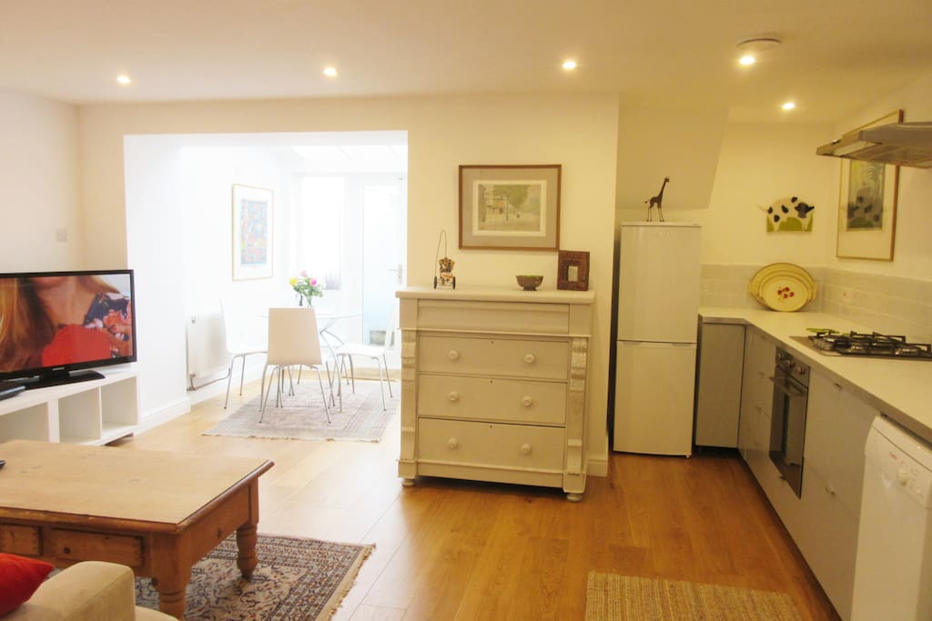 Kitchen/dining/lounge area