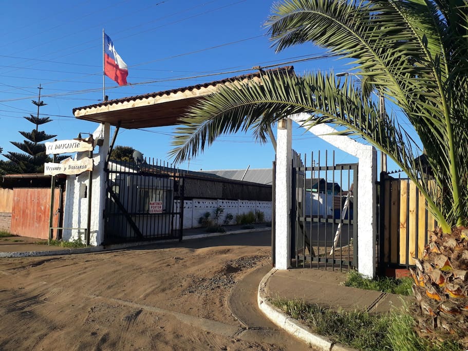 Entrada a condominio, se necesita el control inalámbrico para abrir el portón principal.