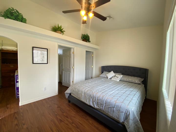 ห้องนอน Casita มาพร้อมกับเตียงคิงไซส์ CAL โต๊ะเครื่องแป้งโต๊ะหัวเตียงสมาร์ททีวีขนาด 50 นิ้วพัดลมเพดานตู้เสื้อผ้าแบบวอล์คอินขนาดใหญ่พร้อมลิ้นชักและไม้แขวนเสื้อและโต๊ะทำงานห้องน้ำส่วนตัวเครื่องซักผ้าและเครื่องอบผ้าทางเข้าแยกต่างหาก (เฟอร์นิเจอร์และผ้าปูที่นอนใหม่ทั้งหมด) 