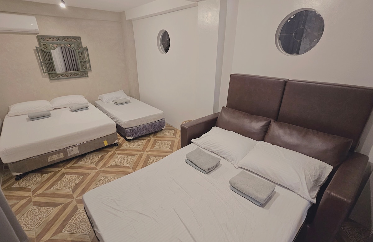 Izba 4 

1 veľká manželská posteľ, 1 jednolôžko a 1 rozkladacia pohovka veľkosti queen size. 