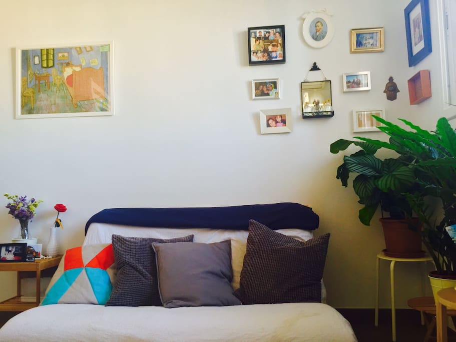 Cozy 'alive' green corner + comfortable sofa