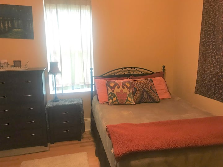 Camera da letto 2.  Leggermente più grande della camera da letto 1. Arredi e decorazioni boho.