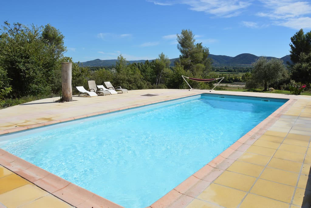La piscine est montrée ici découverte mais l'abri est toujours présent pour les locations.