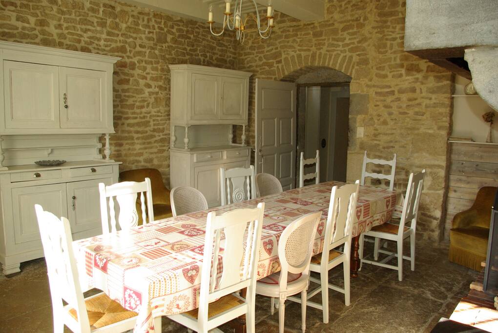 SALLE A MANGER
A COTE DE LA CUISINE