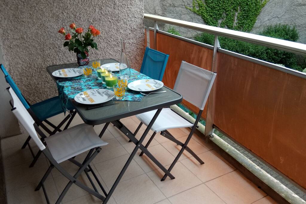 repas en terrasse à l'abri du soleil...ou de la pluie. vue sur la 1ere cours intérieure