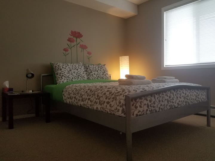 Friendly place in Cochrane. Private room+bathroom.