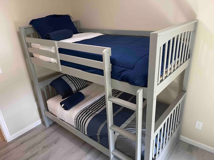 Chumba cha watoto chenye kitanda cha ghorofa