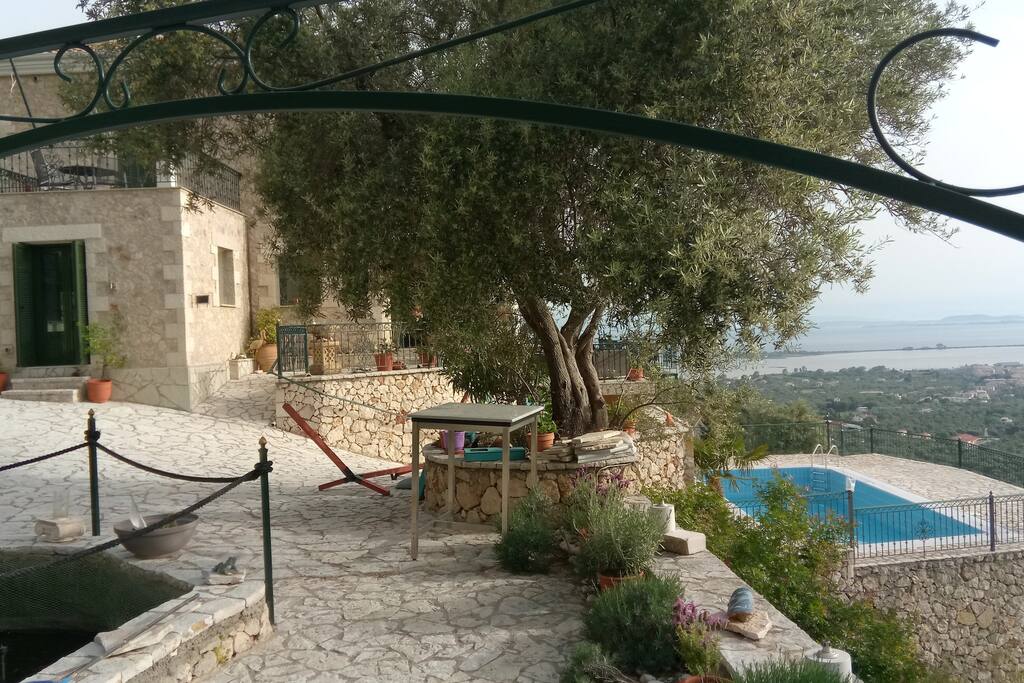 Blick vom Garten zum Pool hin zur Stadt und das Meer